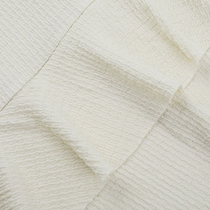 Vue macro de la texture du tissu seersucker blanc avec détail de tissage gaufré