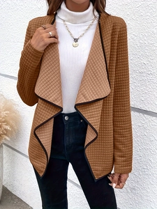 Bruine gewatteerde cardigan jas met zwarte biezen en een minimalistisch casual ontwerp