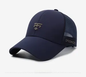 Vue détaillée de la casquette trucker marine avec panneaux respirants et texte latéral