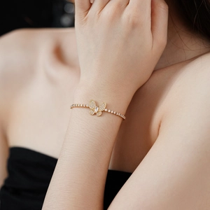 Gros plan d'un bracelet papillon doré avec zircons étincelants sur le poignet d'un mannequin