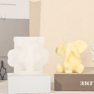 Makroansicht der 3D-Elefanten-Silikonform und der handgefertigten Wachskerze