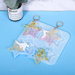 Vue détaillée du moule en silicone étoile à 4 trous avec porte-clés en résine colorée