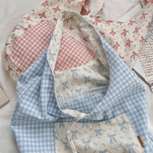 Détails d'un sac cabas floral avec nœud, dentelle et accessoires en papier vintage
