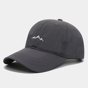 Dettaglio del ricamo montagna su berretto da baseball grigio scuro ad asciugatura rapida
