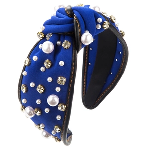 Détail du serre-tête noué bleu roi avec perles cousues main et strass étincelants