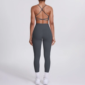 Détail de la brassière de sport croisée et du legging taille haute en nylon gris foncé