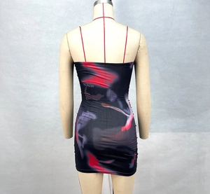 Vue arrière détaillée d'une robe mini moulante avec imprimé abstrait rouge et violet