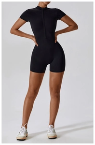 Détail d'un combishort de sport pour femme avec manches courtes et fermeture éclair