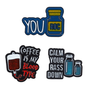 Lot de 3 épinglettes en émail avec slogans drôles et formes de flacons médicaux style métal