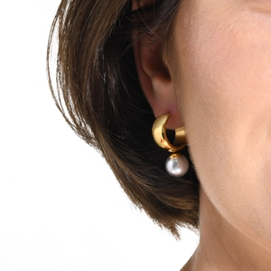 Vintage golden knotted C-hoop earrings with elegant white pearl drops for women