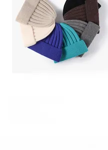 Nahaufnahme gerippter Strickmützen in verschiedenen Farben wie Beige, Blau und Grau