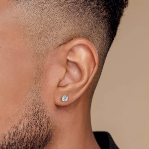 Détail d'un clou d'oreille en argent S925 pour homme avec zircon rond à quatre griffes