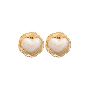 Élégantes boucles d'oreilles disque doré 16K avec cœur de perle blanche sur fond blanc