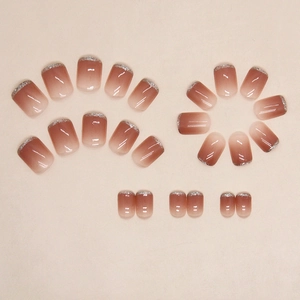 Korte vierkante gradiënt kunstnagels in bonenpasta kleur met zilveren glitters