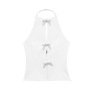 Détail de trois nœuds en strass sur un débardeur blanc dos nu avec texture de tissu lisse