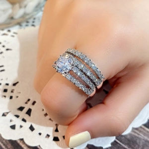 Luxe zilveren dubbellaagse zirkonia verlovingsring met een ronde briljant geslepen diamant