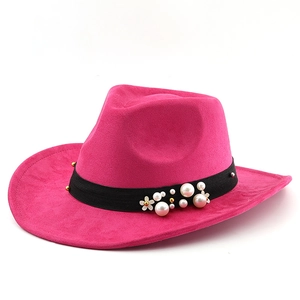 Chapeau fedora en daim magenta avec perles et clous dorés sur un ruban décoratif noir