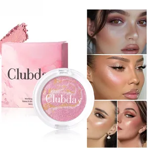 Détail de blush enlumineur marbré avec des échantillons montrant un fini scintillant