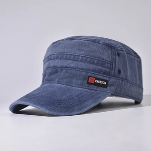 Détail du chapeau militaire en coton lavé bleu marine avec étiquette FS FASHION