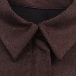 Chemise en daim synthétique marron foncé pour femme avec col rabattu classique et texture