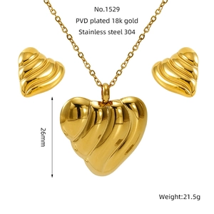 Detail view of 18K gold plated stainless steel heart jewelry set with 26mm pendant size