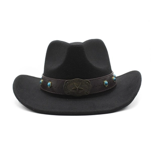Chapeau de cowboy en laine noire avec ceinture en cuir marron et boucle étoile turquoise