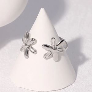 Détail d'une bague réglable en acier inoxydable avec motif fleur de marguerite sur support