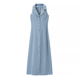 Hellblaues ärmelloses Jeans-Maxikleid mit Knopfleiste und klassischem Kragen auf Weiß
