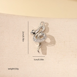Vue macro du pendentif serpent argenté avec zircons et dimensions 2 cm sur 1 cm
