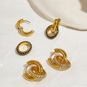 Ensemble chic de boucles d'oreilles et bague en acier doré 18 carats avec pierres