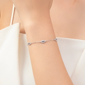 Elegante bracciale Evil Eye in argento s925 con pietre blu su un polso femminile