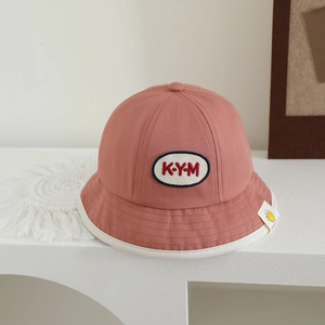 Detailaufnahme des rosa Baby-Sonnenhutes aus Baumwolle mit Stickerei und weißem Randabschluss