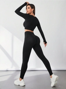 Détail de l'ensemble de yoga sans couture avec poignets passe-pouce et leggings taille haute