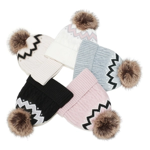 Damen Strickmützen mit Zopfmuster und Bommel in fünf Farben für den Winter
