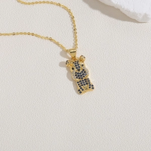 Detail der 14K vergoldeten Welpen-Halskette mit blauen Zirkonia auf feiner Kette