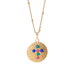Collier en acier doré avec pendentif pièce et croix sertie de pierres colorées