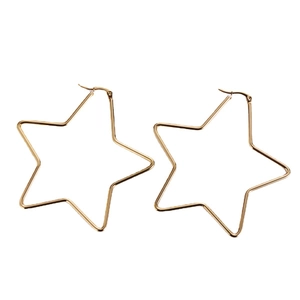 Poliert vergoldete Creolen in Sternform aus Titanstahl für Damen im minimalistischen Stil