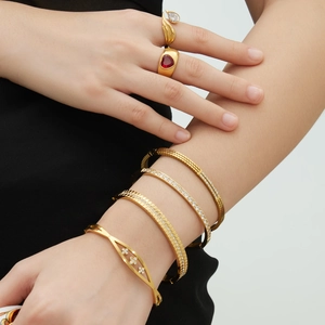 Luxe 18k vergulde roestvrijstalen armbanden en ringen set met zirkonia stenen