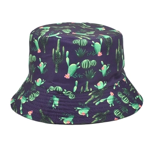 Détail du chapeau bob violet avec imprimé cactus vert et texture du tissu de qualité