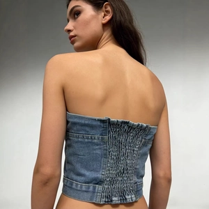 Haut corset en jean bleu ajusté avec design élastique smocké dans le dos