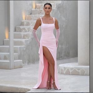 Détail d'une robe de soirée rose dos nu avec fente haute et fronces latérales élégantes