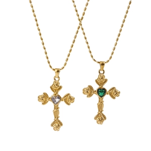 Collier croix en acier inoxydable doré avec relief de rose et zircons en forme de cœur