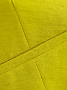 Macro di tessuto a maglia verde lime con trama dettagliata e qualità delle cuciture