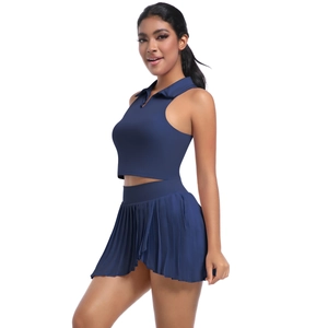 Détails de l'ensemble jupe plissée bleu marine et haut sans manches polo sport