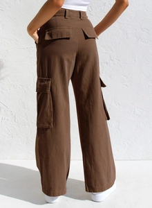 Detailaufnahme der braunen Cargo-Hose mit Multi-Pocket-Design und Baumwoll-Leinwand
