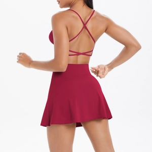 Détail d'un ensemble de sport rouge avec soutien-gorge dos croisé et jupe tennis