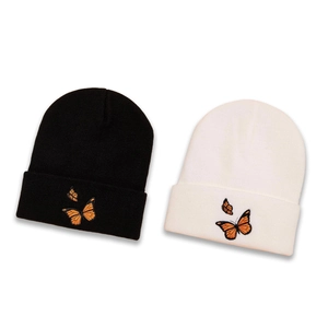 Bonnets tricotés d'hiver noirs et blancs avec broderie papillon détaillée