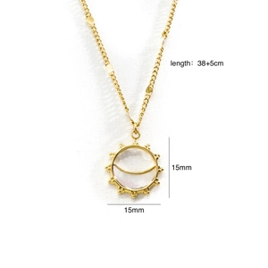 Dettaglio della collana sole e luna in oro 14k con madreperla e misure del ciondolo