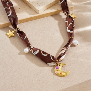 Collier foulard en soie avec pendentifs soleil et lune dorés et détails de perles baroques