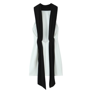 Elegante abito bicolore bianco e nero con scollo all'americana e schiena scoperta